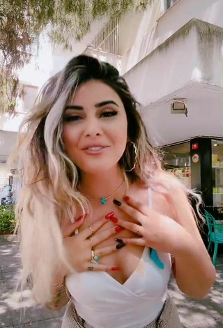 2. Hot Gizemjelii Shows Cleavage in White Crop Top