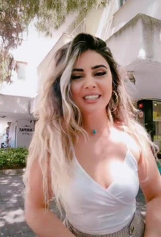 3. Hot Gizemjelii Shows Cleavage in White Crop Top