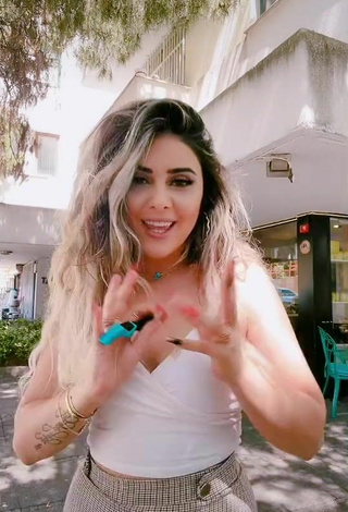 4. Hot Gizemjelii Shows Cleavage in White Crop Top