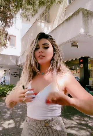 6. Hot Gizemjelii Shows Cleavage in White Crop Top