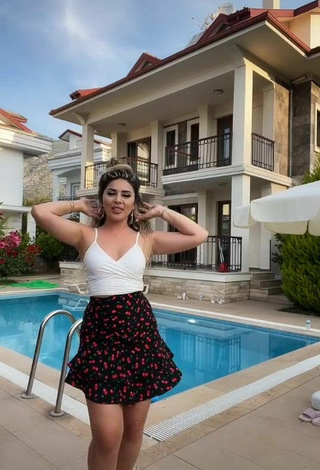 2. Sexy Gizemjelii in White Crop Top at the Swimming Pool