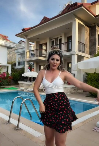 3. Sexy Gizemjelii in White Crop Top at the Swimming Pool