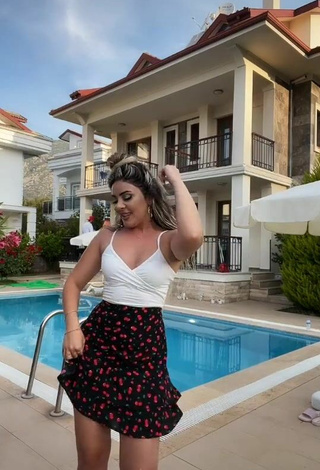 4. Sexy Gizemjelii in White Crop Top at the Swimming Pool