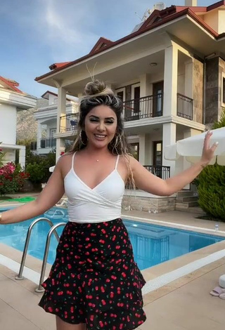 5. Sexy Gizemjelii in White Crop Top at the Swimming Pool