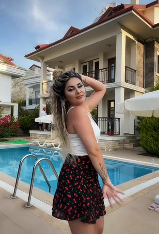 6. Sexy Gizemjelii in White Crop Top at the Swimming Pool