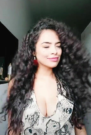 2. Breathtaking Gleidy Rojas Shows Cleavage in Top and Bouncing Tits