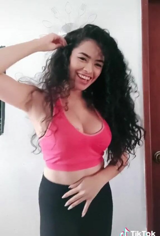 4. Sexy Gleidy Rojas Shows Cleavage in Pink Sport Bra and Bouncing Boobs