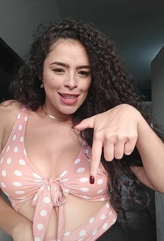 4. Hottest Gleidy Rojas Shows Cleavage in Polka Dot Top and Bouncing Tits