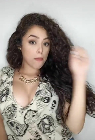 3. Sweet Gleidy Rojas Shows Cleavage in Cute Top and Bouncing Boobs