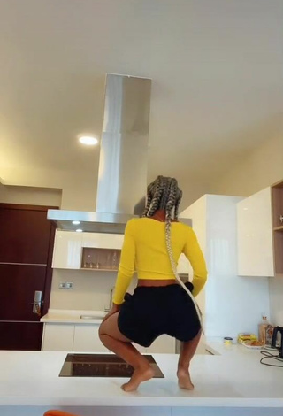 2. Sexy Vivian Gold Kaitetsi Shows Big Butt while Twerking