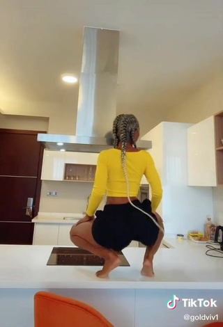 3. Sexy Vivian Gold Kaitetsi Shows Big Butt while Twerking