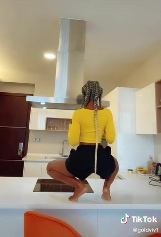 4. Sexy Vivian Gold Kaitetsi Shows Big Butt while Twerking