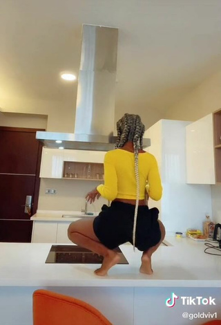 5. Sexy Vivian Gold Kaitetsi Shows Big Butt while Twerking