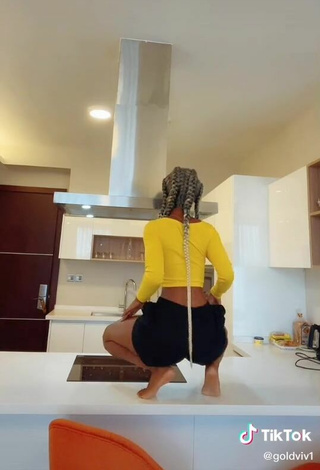 6. Sexy Vivian Gold Kaitetsi Shows Big Butt while Twerking
