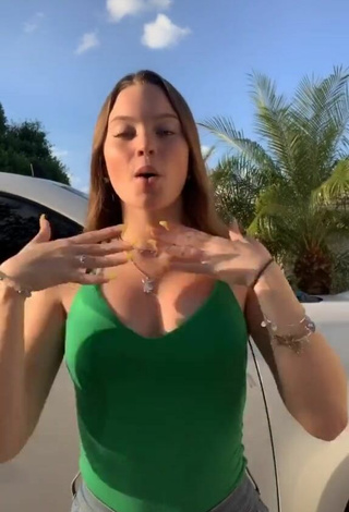 2. Sexy Itspeytonbabyy Shows Cleavage in Green Top