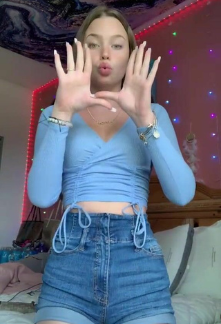 3. Breathtaking Itspeytonbabyy Shows Cleavage in Blue Crop Top and Bouncing Tits