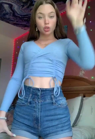 4. Breathtaking Itspeytonbabyy Shows Cleavage in Blue Crop Top and Bouncing Tits