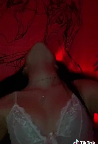 4. Sexy Itspeytonbabyy Shows Cleavage in Lingerie