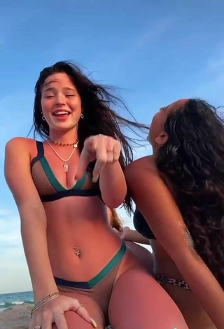 3. Sexy Itspeytonbabyy Shows Cleavage in Bikini at the Beach