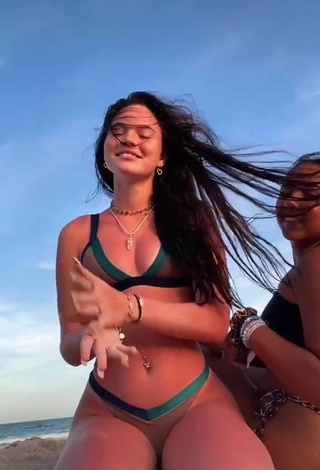 4. Sexy Itspeytonbabyy Shows Cleavage in Bikini at the Beach