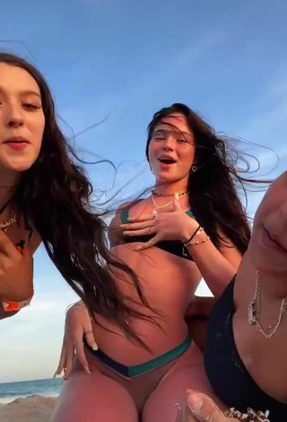 5. Sexy Itspeytonbabyy Shows Cleavage in Bikini at the Beach
