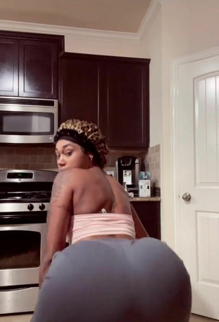 Sexy Jania Bania Shows Big Butt while Twerking