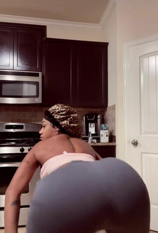 5. Sexy Jania Bania Shows Big Butt while Twerking