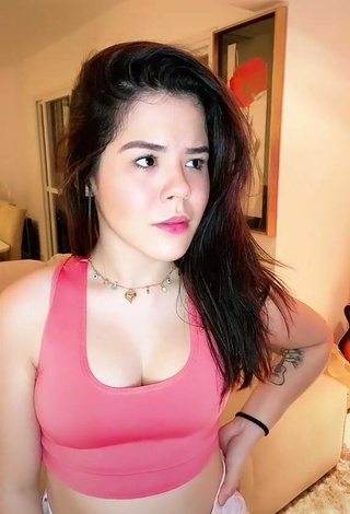 3. Sexy Japinha Conde Shows Cleavage in Pink Crop Top