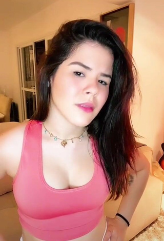 5. Sexy Japinha Conde Shows Cleavage in Pink Crop Top