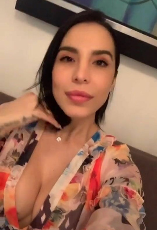 Jessi Pereira is Showing Hot Cleavage