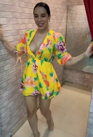 2. Attractive Jessi Pereira Shows Cleavage in Floral Dress