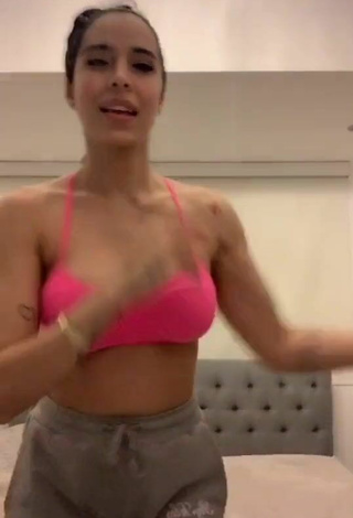 Hottie Jessi Pereira Shows Cleavage in Pink Sport Bra and Bouncing Boobs
