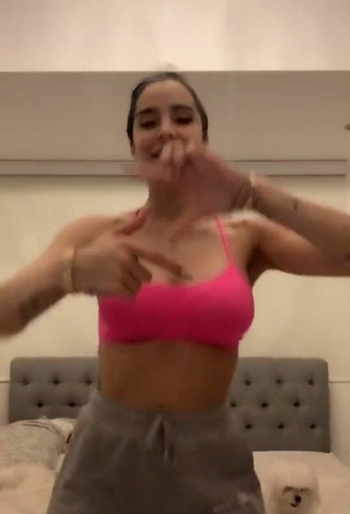 3. Hottie Jessi Pereira Shows Cleavage in Pink Sport Bra and Bouncing Boobs