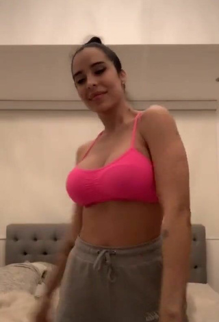 6. Hottie Jessi Pereira Shows Cleavage in Pink Sport Bra and Bouncing Boobs