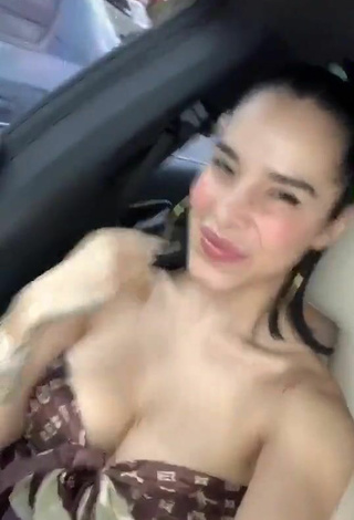 5. Breathtaking Jessi Pereira Shows Cleavage in Crop Top in a Car