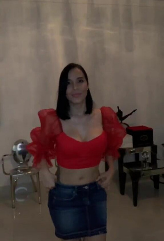 2. Sexy Jessi Pereira Shows Cleavage in Red Crop Top