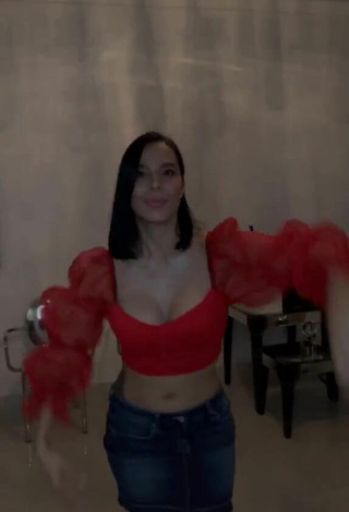 3. Sexy Jessi Pereira Shows Cleavage in Red Crop Top