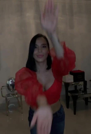 4. Sexy Jessi Pereira Shows Cleavage in Red Crop Top