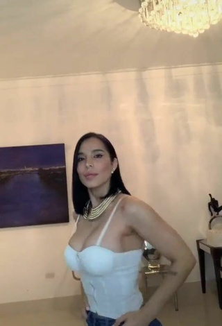 Fine Jessi Pereira Shows Cleavage in Sweet White Crop Top and Bouncing Boobs