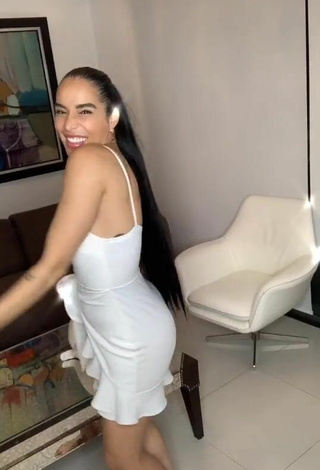 Breathtaking Jessi Pereira Shows Cleavage in White Dress