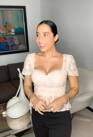 3. Amazing Jessi Pereira Shows Cleavage in Hot Beige Top