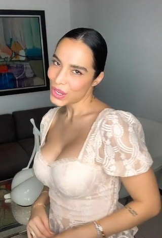 5. Amazing Jessi Pereira Shows Cleavage in Hot Beige Top