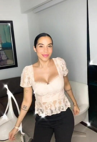 2. Beautiful Jessi Pereira Shows Cleavage in Sexy Beige Top