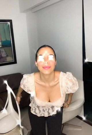 3. Beautiful Jessi Pereira Shows Cleavage in Sexy Beige Top