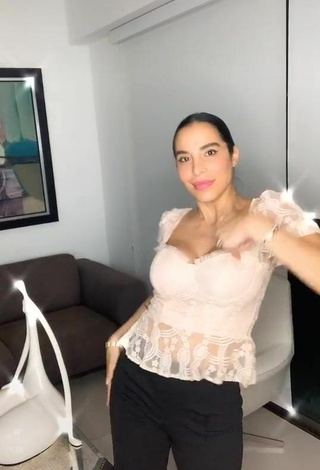 6. Beautiful Jessi Pereira Shows Cleavage in Sexy Beige Top