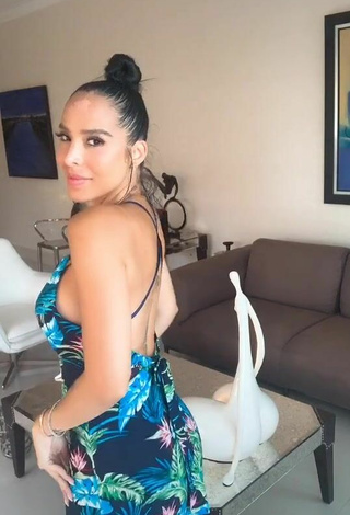 5. Sexy Jessi Pereira Shows Cleavage in Floral Sundress