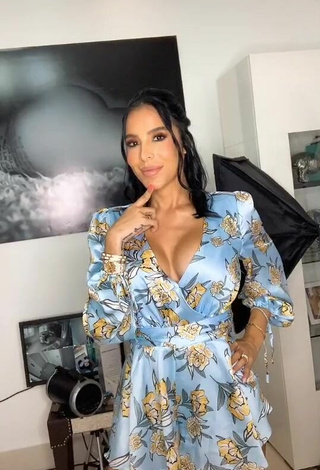 Wonderful Jessi Pereira Shows Cleavage in Floral Dress