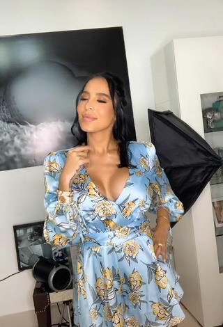 2. Wonderful Jessi Pereira Shows Cleavage in Floral Dress