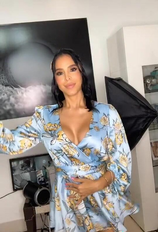 3. Wonderful Jessi Pereira Shows Cleavage in Floral Dress