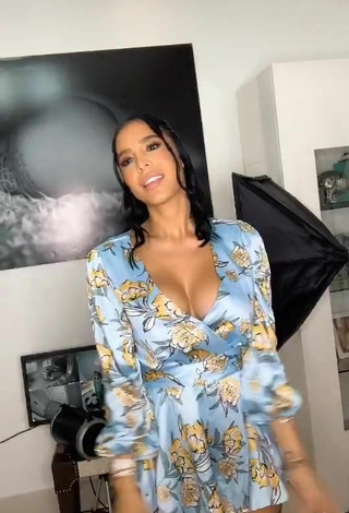 6. Wonderful Jessi Pereira Shows Cleavage in Floral Dress